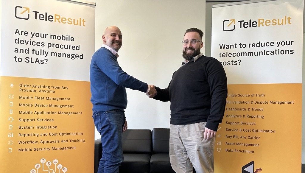 From left to right: CEO of CDRU Kristian Hanlon shaking hands with TeleResult Managing Director Alex Nadeau.